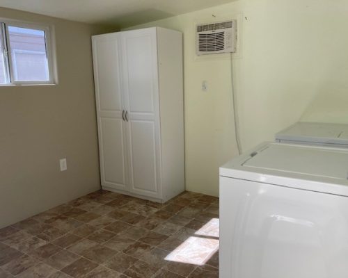 #101 Bonus room with Washer & Dryer